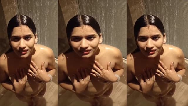 Desi Girlfriend Sucking Dick Bathing Video